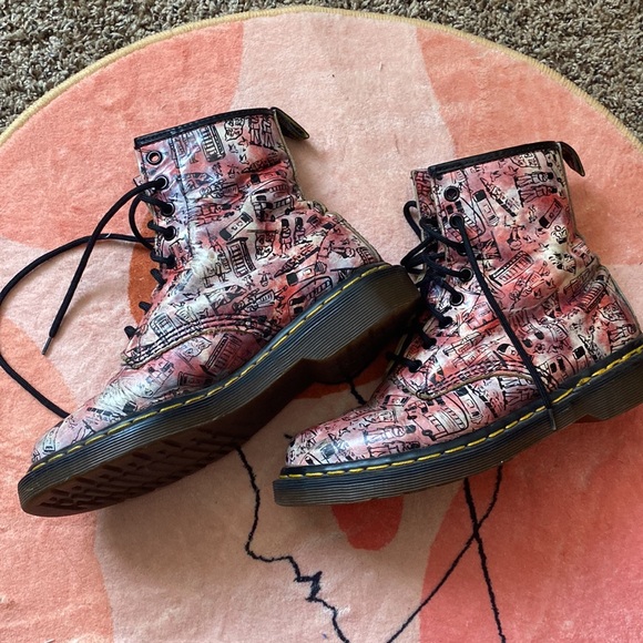 Doc Martens Airware London Print Rare US 7 worn but still in great doc condition - Picture 4 of 7
